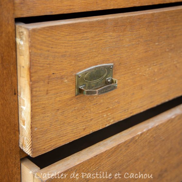 Commode ancienne détails sur les poignées de tiroirs