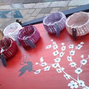 Petits pots en verre éco-recyclés habillés au crochet
